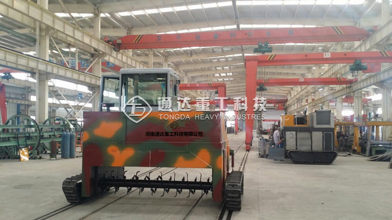 全液壓履帶式翻堆機(jī)1.jpg