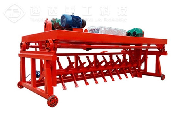 養(yǎng)雞場(chǎng)糞便臭味熏天如何處理?新型有機(jī)肥料發(fā)酵翻堆機(jī)成雞糞處理神器