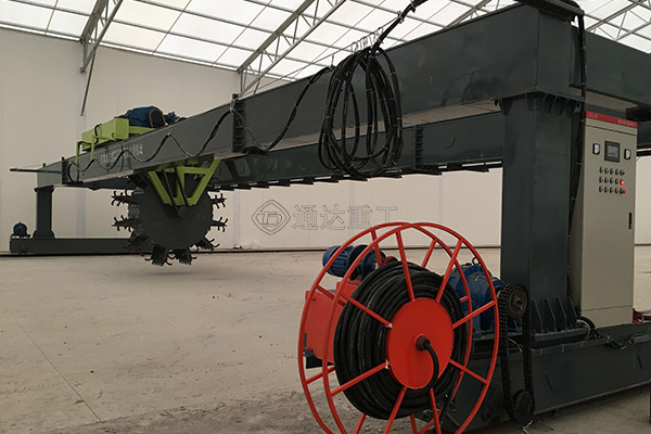 大型液壓雙輪盤(pán)式有機(jī)肥發(fā)酵設(shè)備